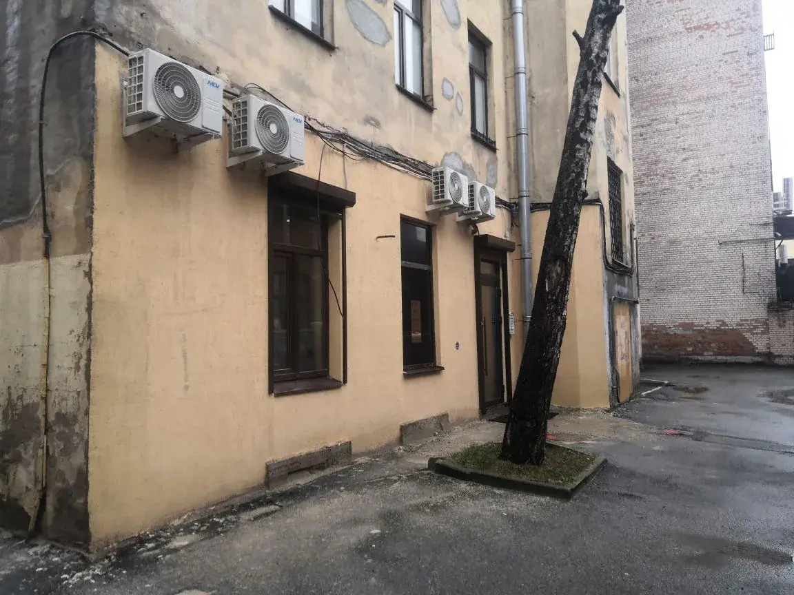 Фасад объекта с входной зоной